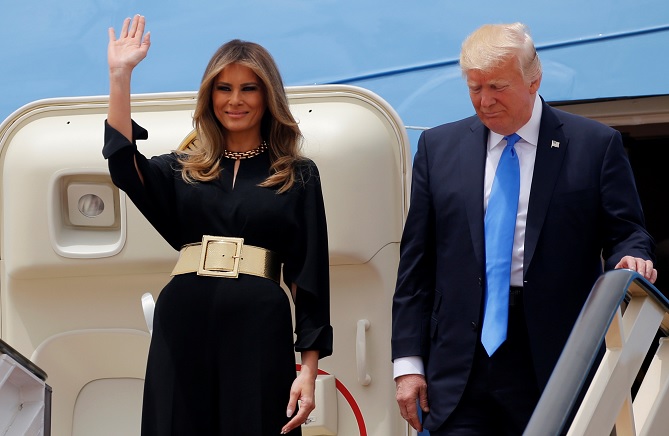  دونالد ترامب: الملك سلمان قبّل ميلانيا 3 مرات! 