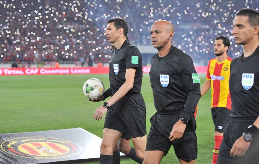 الكاف تقر بأخطاء المصري جريشة في نهائي الوداد والترجي.. وتُوقفه لـ6 أشهر