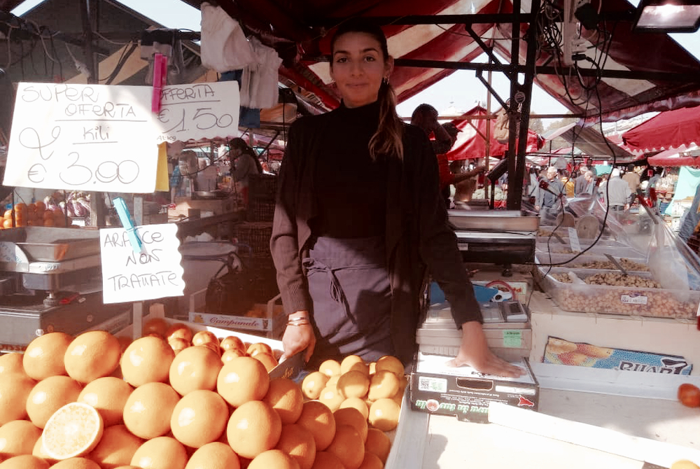  يَاسمين.. «ساندريلا» تُورينو التي تبيع الفواكه صباحا وتشتغل عارضة أزياء ليلا 