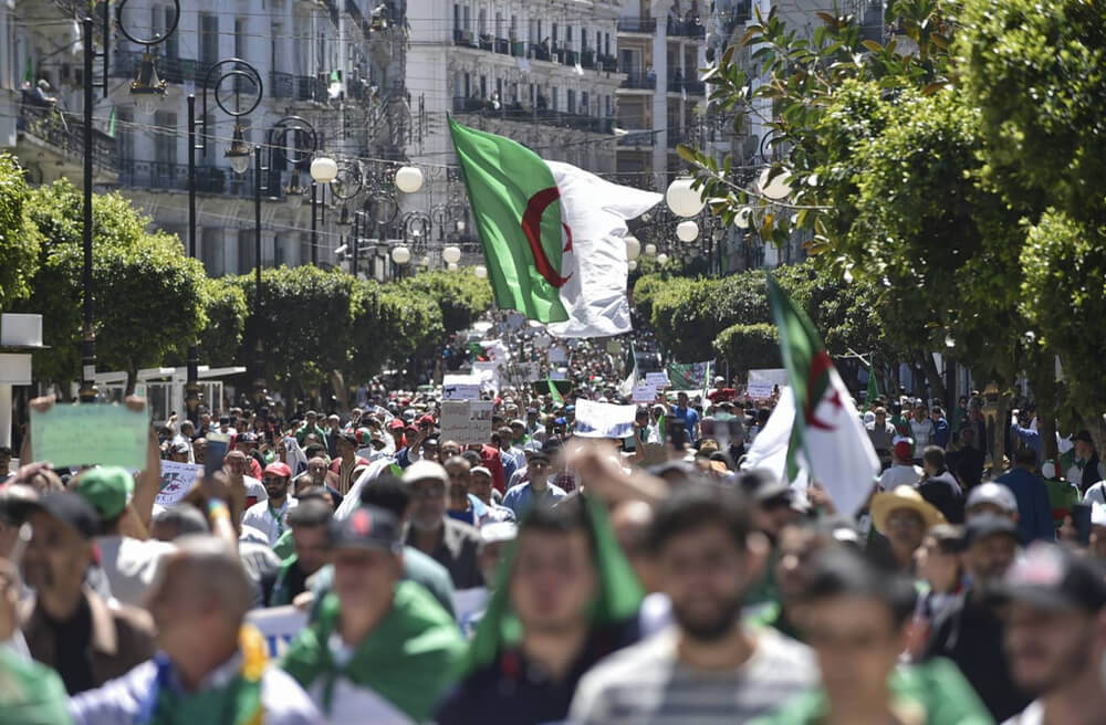 آلاف المحتجين في الجزائر يطالبون بتأجيل الانتخابات وإزاحة النخبة الحاكمة