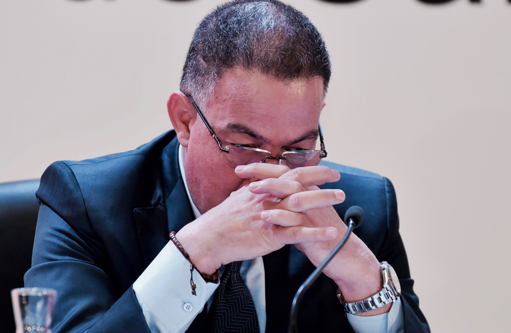 تهجير "المواهب المغربية" يَدفع لقجع لتجميد أنشطة جميع وسطاء اللاعبين