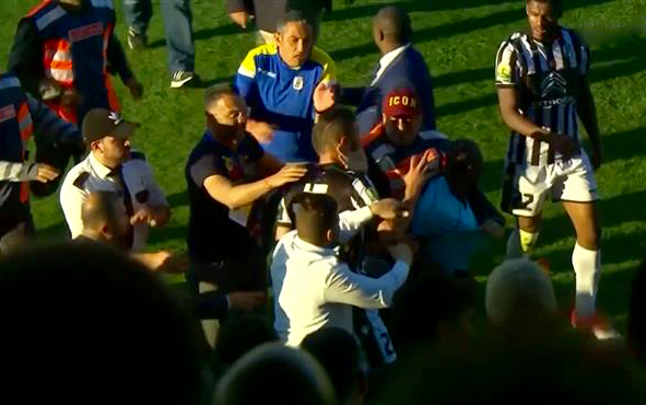 "الكاف" يُغرم الصفاقسي التونسي ويُوقف 3 من لاعبيه