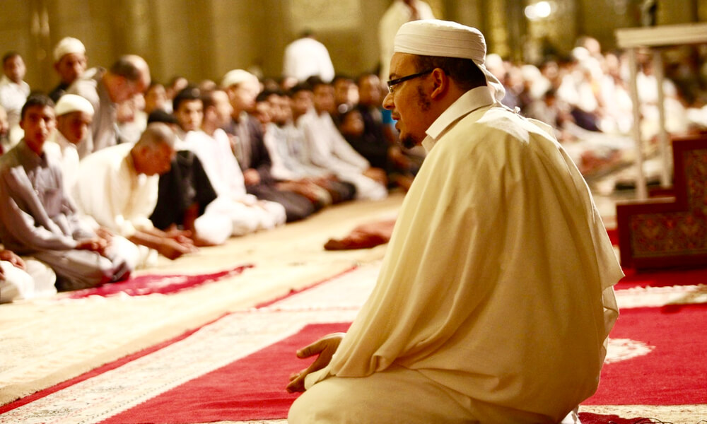 الإمام "عمر القزابري".. صوت شجي يَصدح بأكبر مساجد المغرب