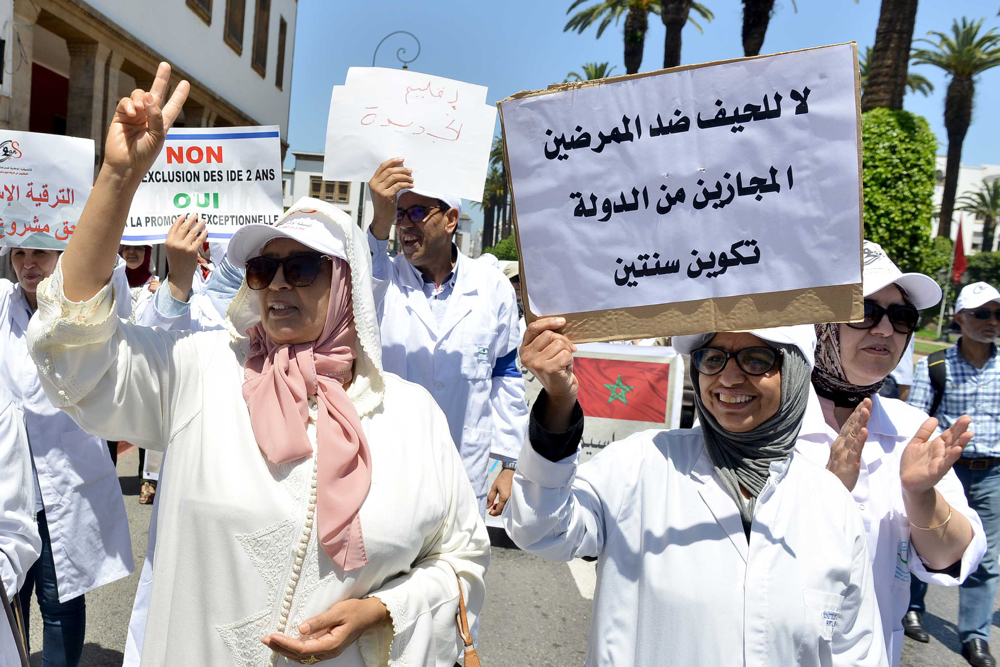 أصحاب "الوزرة البيضاء" يحتجون أمام البرلمان للمطالبة بالترقية