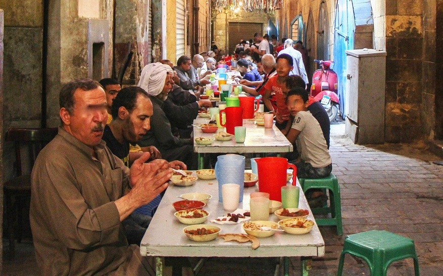  التايمز: فقراء القاهرة يُفطِرون على بقايا الطعام الفاسد في رمضان 