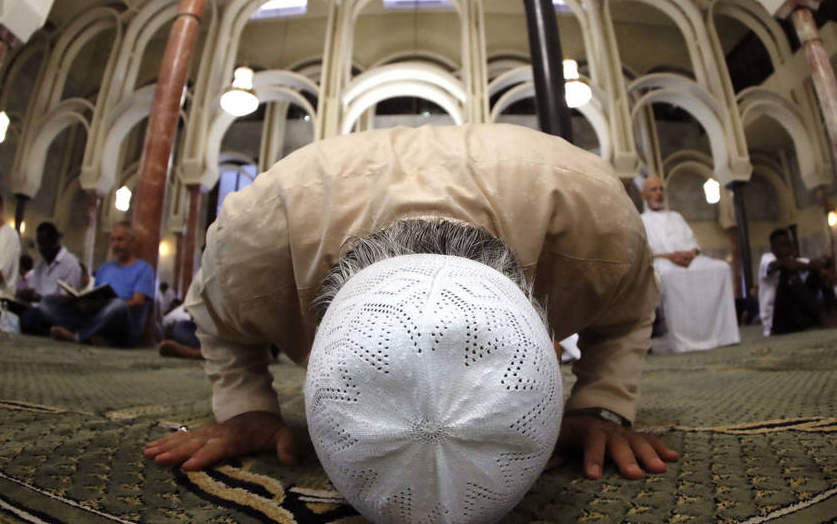  مَسجد "الأخوة الإسلامية" بالرباط.. شعوب وقبائل تولي وجهها إلى الله 