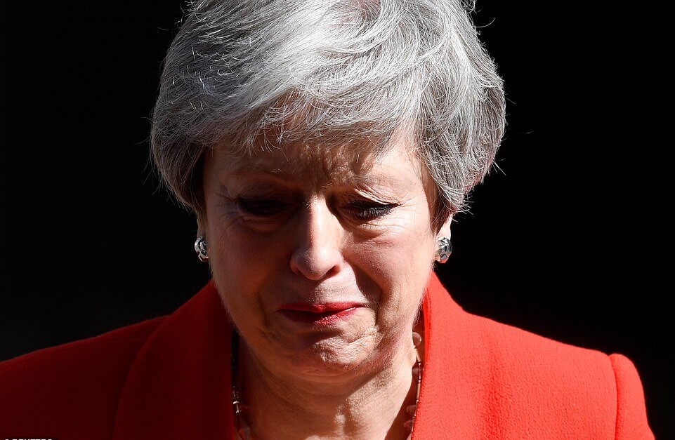  تيريزا ماي تحبس دموع استقالتها من رئاسة وزراء بريطانيا 