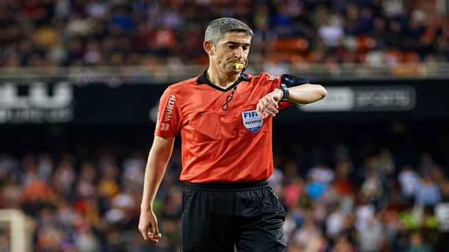 بكاء الحكم بعد هزيمة ريال مدريد أمام بيتيس