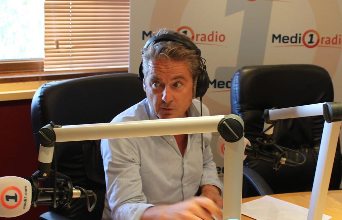 صحافي فرنسي بـ"ميدي1" يَستعمل تعابير "عنصرية" تجاه حارس سيارات مغربي