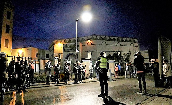 هولندا.. عنصريون يحاولون شواء لحم خنزير أمام مسجد