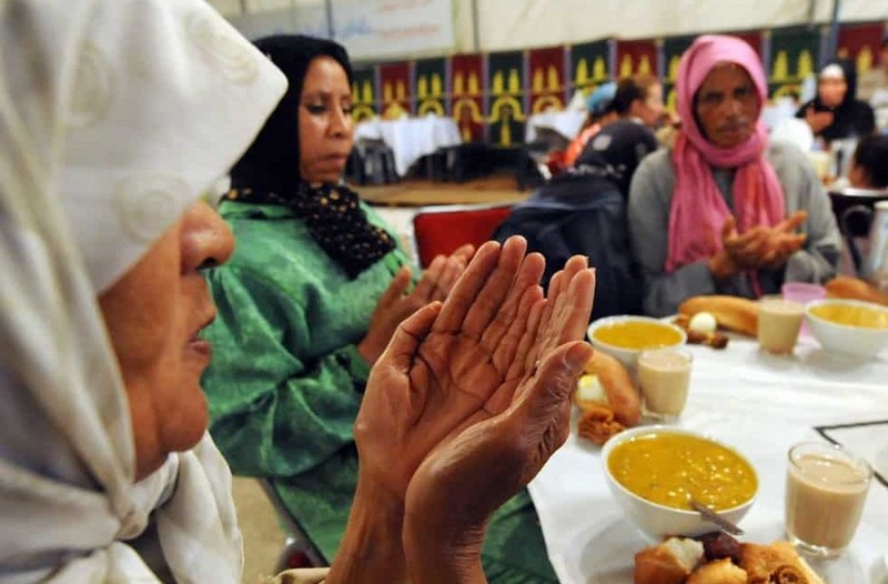  الحرس الملكي يوزع حوالي 5000 وجبة إفطار يوميا 