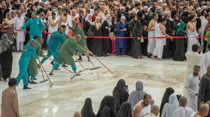 أمطار غزيرة في الحرم المكي لأول مرة في رمضان