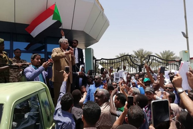 وفاة إمرأة في اشتباكات بين عسكريين في السودان