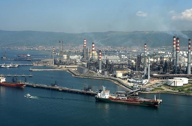  الصين تتوقف عن استيراد النفط الإيراني بسبب العقوبات 