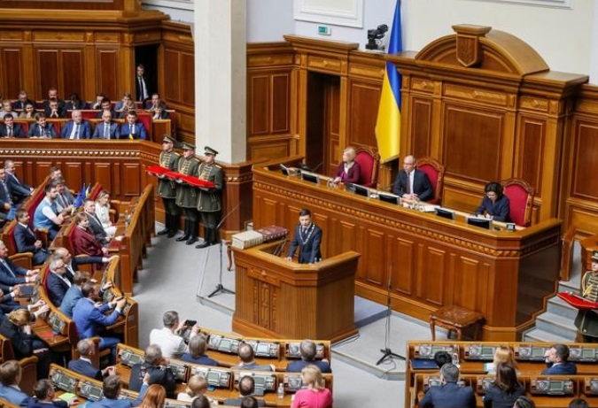  الرئيس الأوكراني الجديد زيلينسكي يعلن حل البرلمان 