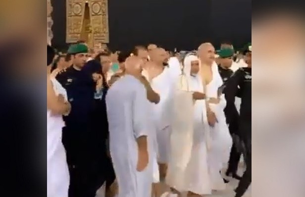  فيديو.. خليفة حفتر يزور الحرم المكي ويطوف حول الكعبة 