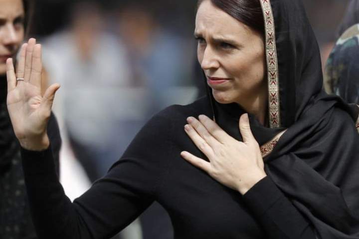 رئيسة وزراء نيوزيلندا تعيد رشوة لطفلة صغيرة