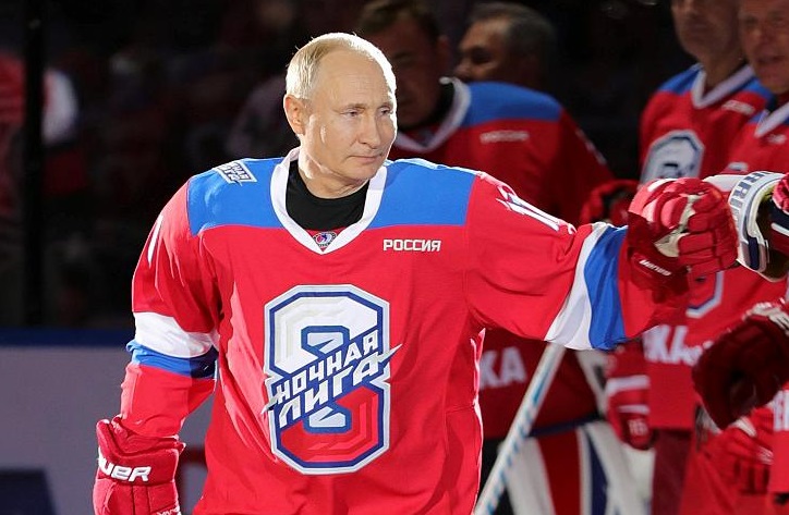 تحية بوتين للجمهور تنتهي بالسقوط على وجهه (فيديو)