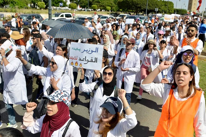 "أطباء الأسنان" يصعدون ضد الوزارة ويطلبون التشطيب عن أسمائهم