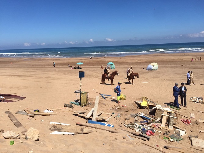  متطوعون ينظفون شاطئ عين الدياب بالدار البيضاء 