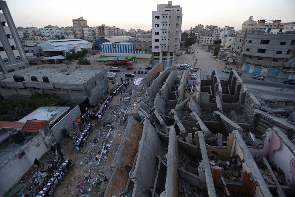  عائلات فلسطينية تفطر على أنقاض منازلها وسط غزة 