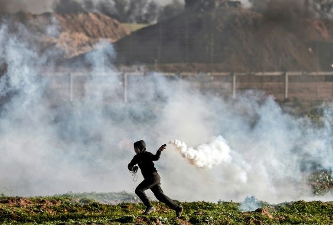  إصابة 16 فلسطينيا في مسيرات العودة بقطاع غزة 