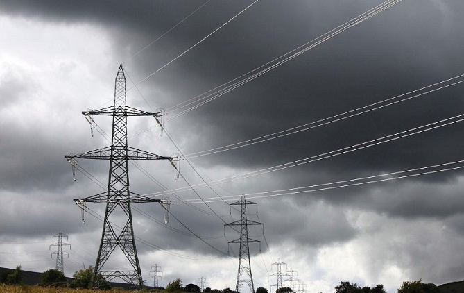  فيديو متداول لشاب يحاول الانتحار فوق برج كهرباء 