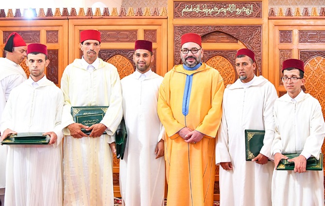 الملك يتوج المتفوقين في برنامج محاربة الأمية