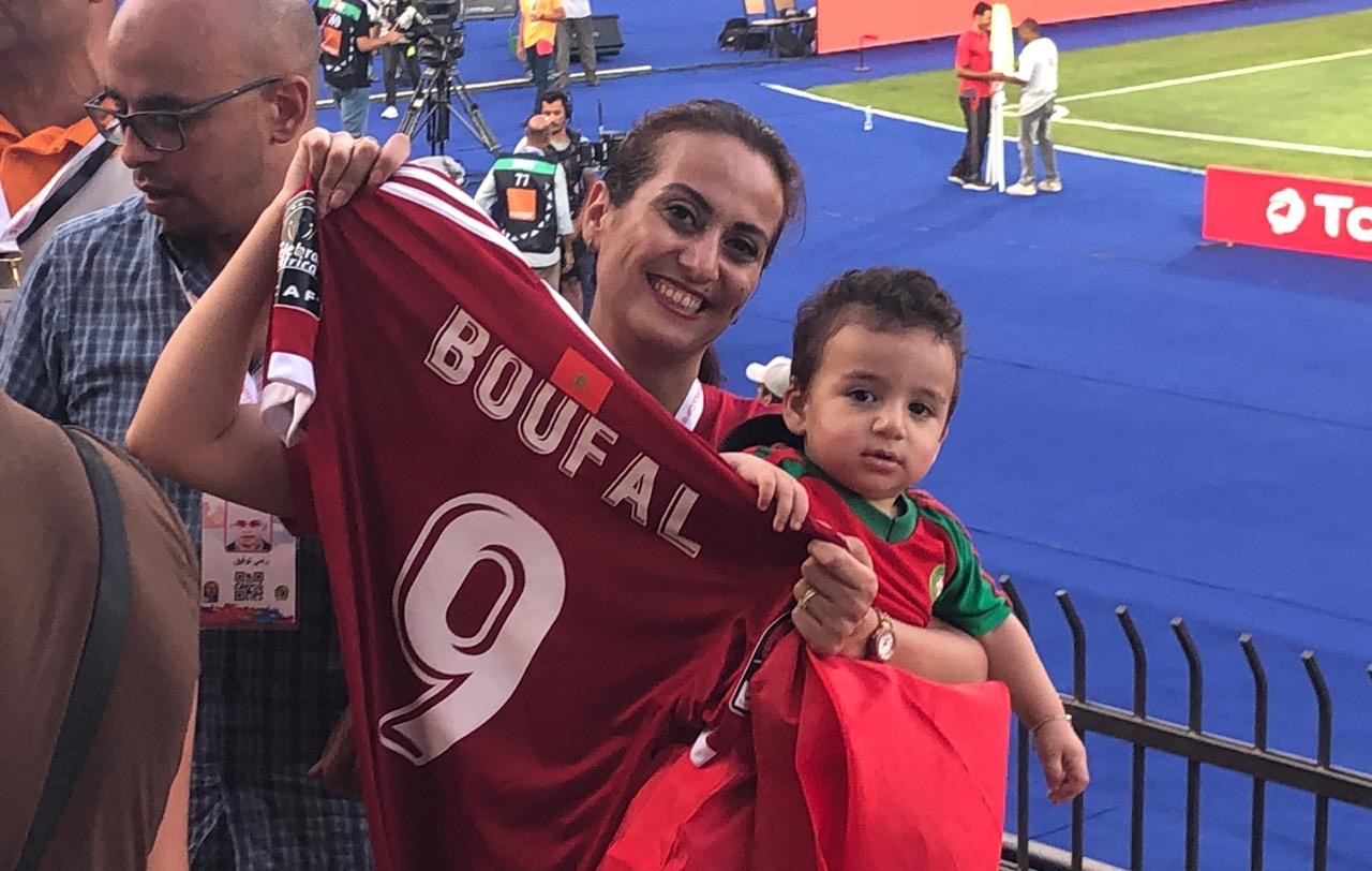  بوفال يُهدي قميصه لطفل مغربي 