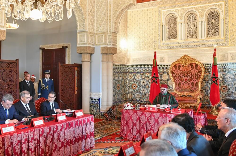 الملك يَرأس مجلسا وزاريا ويُصادق على مراسيم تخص الجيش وتعيين مناصب عليا