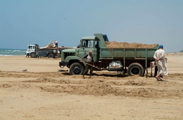  تقرير: رمال الشواطئ في المغرب ستختفي بسبب "المافيا" 