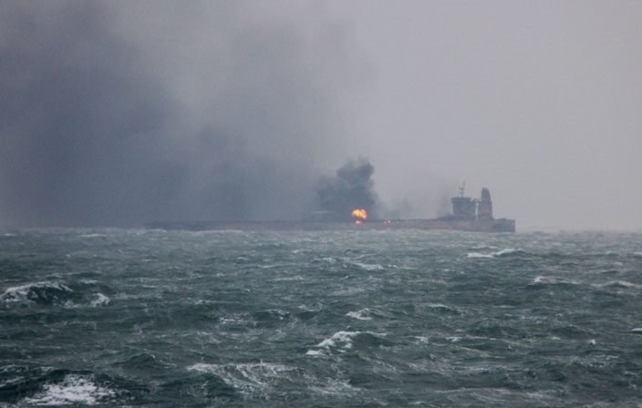  انفجارين كبيرين استهدفا ناقلتي نفط في "بحر عمان" 