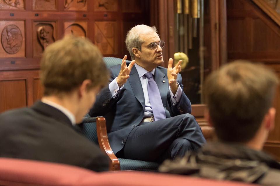 صور الأمير هشام على مواقع التواصل الإجتماعي.. ردود فعل ومَواقف سياسية