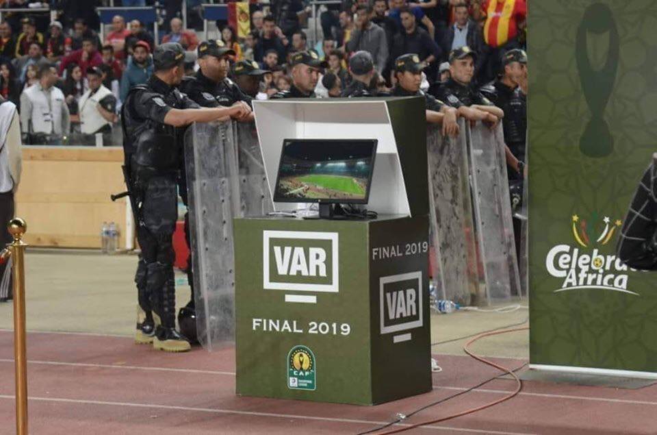 الـ CAF تفشل في استعمال تقنية الـVAR وتدخل اللعبة إلى "متاهات" إفريقيا