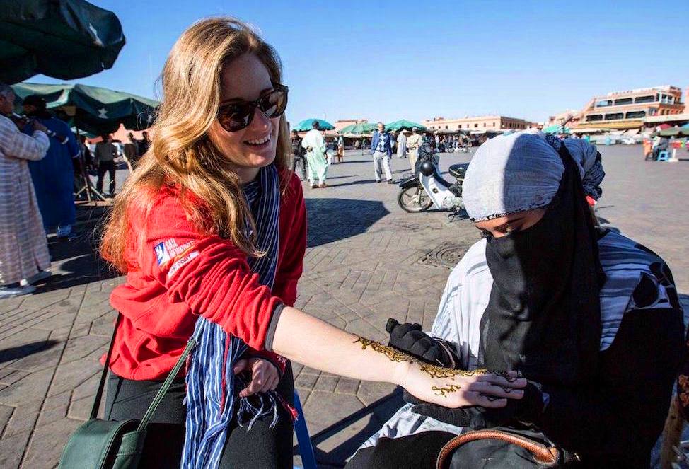 بريطانيا تنصح رعاياها بالابتعاد عن "الحنّاء" عند زيارة المغرب