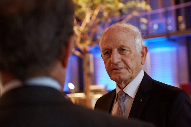 أزولاي يدعو إلى الابتعاد عن "الانطواء الهوياتي"