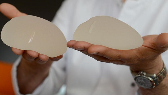 عشــرات النساء يُقاضين شـركة تصنيع الأثداء