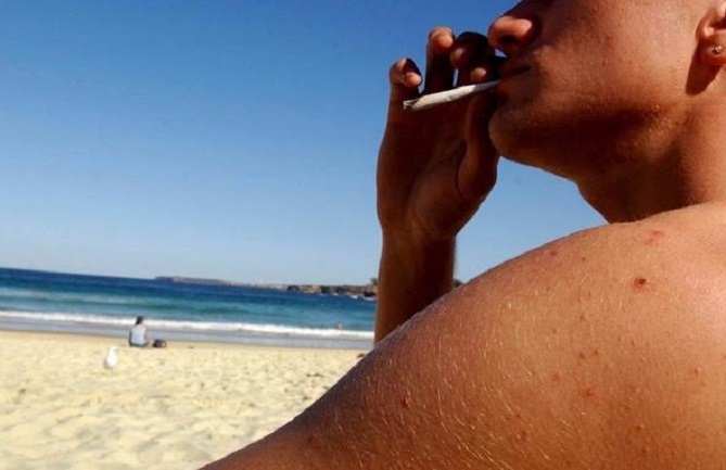 إسبانيا تتجه لمنع تدخين السجائر في شواطئها الأندلسية