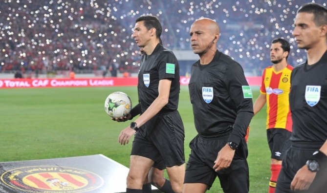 الكاف يرفع عقوبة الإيقاف عن الحكم المصري غريشة