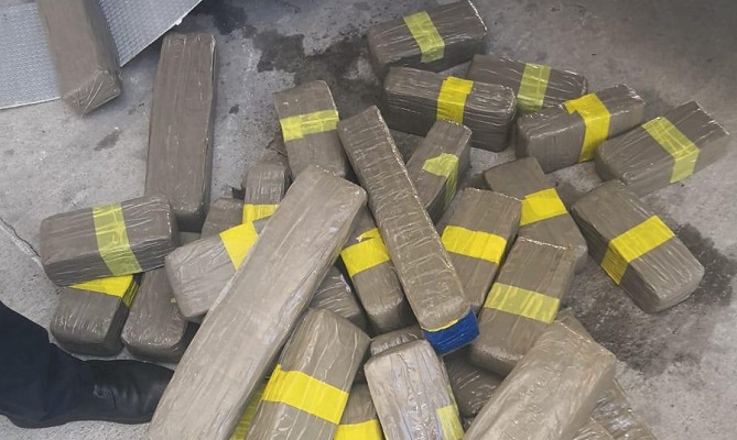  حجز 60 كلغ مــن مخدر الشيرا بمعبر باب سبتة 