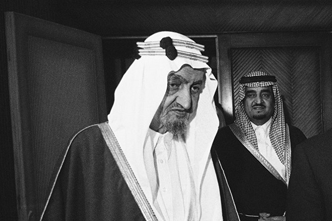  فيديو نادر للملك فيصل داخل الكعبة 