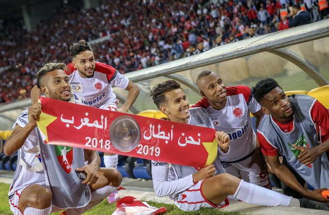 الوداد يُتوَّج بالبطولة بعد فوز ساحق على أولمبيك خريبكة وخسارة الرجاء