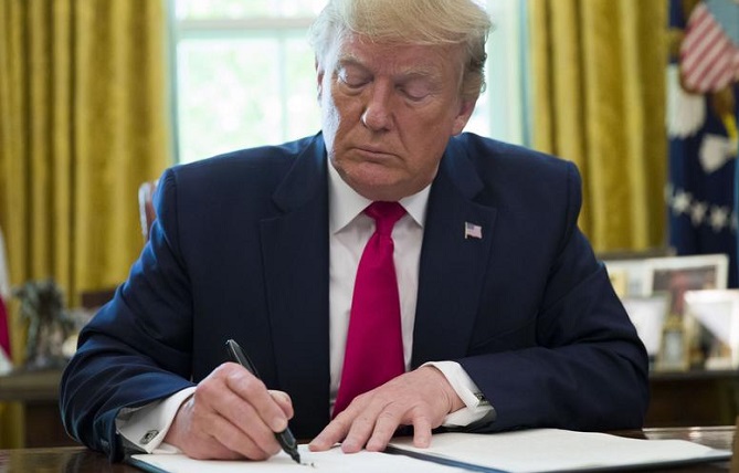 ترامب يفرض عقوبات جديدة على إيران تشمل خامنئي