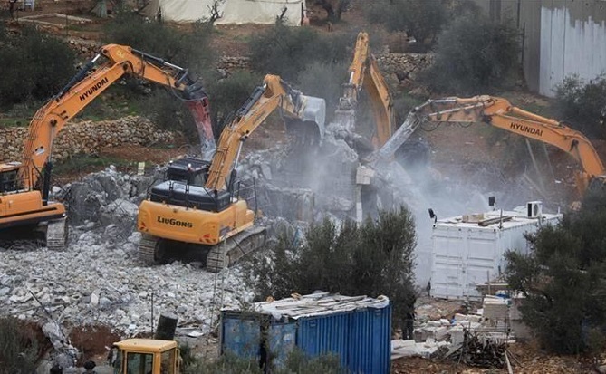 إسرائيل تهدم مساكن ومنشآت فلسطينية بالضفة والقدس