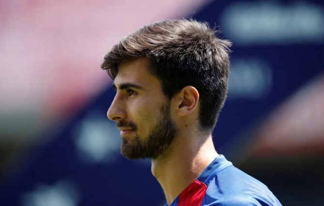  إيفرتون يضم جوميز نهائيا من برشلونة 