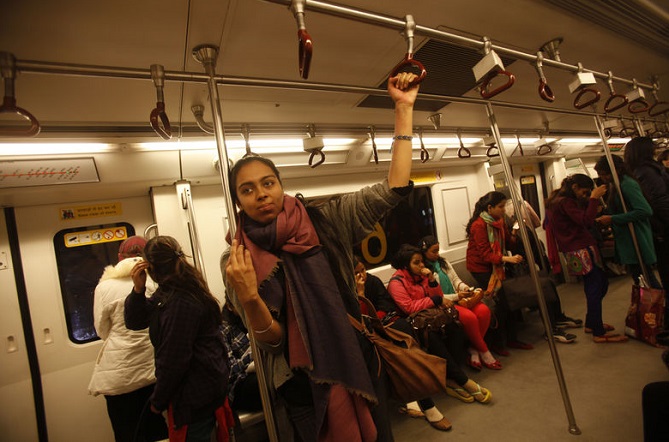 نيودلهي تعتزم السماح للنساء بركوب المواصلات مجانا