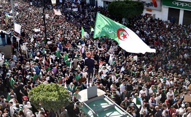 حبس 13 متظاهرًا رفعوا أعلامًا أمازيغية بالجزائر