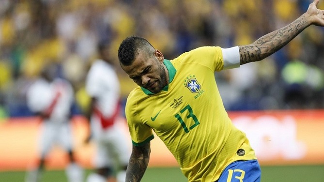  داني ألفيس يعلن رحيله عن باريس سان جيرمان 