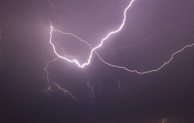 صاعقة رعدية تضرب سعودي خلال توثيقه أمطار مكة