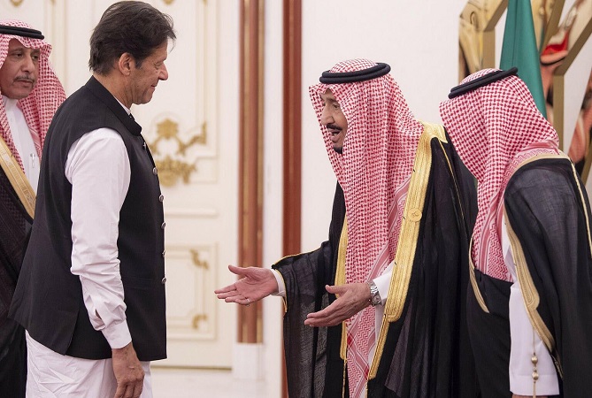  سلوك  خان مع الملك سلمان يثير ضجة في باكستان 